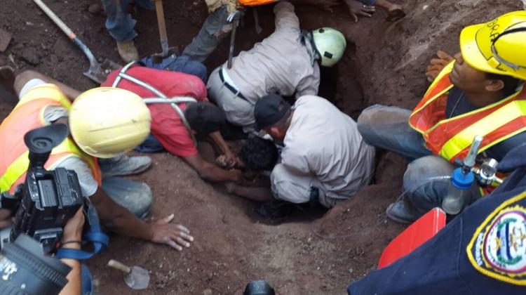 Bomberos rescatan a hombre soterrado al caerse edificio en construcción