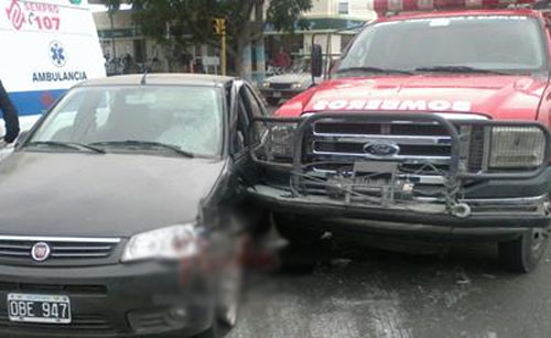 Choca un automóvil y una autobomba cuando se dirijia a un incendio