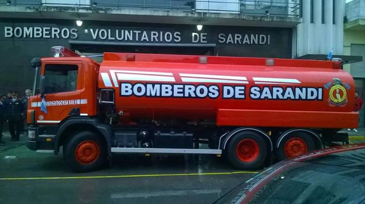 Bomberos Voluntarios de Sarandi presento su nueva unidad cisterna.