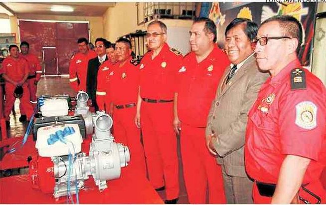 Entregan nuevos equipos para bomberos puneños