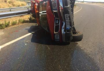 Dos bomberos heridos al volcar el camión en el que circulaban en Toledo