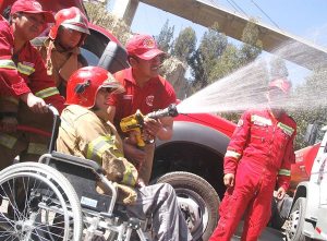 Jóvenes con discapacidad viven un día de bomberos