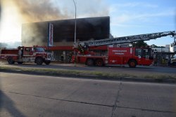 Un voraz incendio destrozos un supermercado de Corrientes