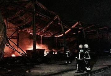 Un incendio ha arrasado una nave industrial en Fuenlabrada