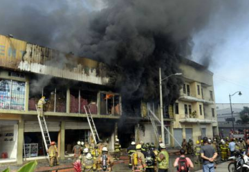 Mas de 50 unidades de los Bomberos combatieron un voraz incendio en la Bahía