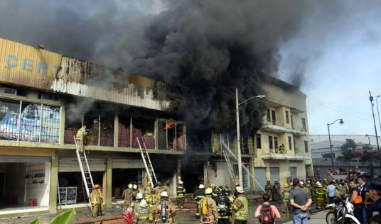 Mas de 50 unidades de los Bomberos combatieron un voraz incendio en la Bahía