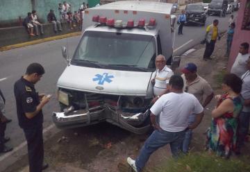 Camioneta impacta a ambulancia de bomberos