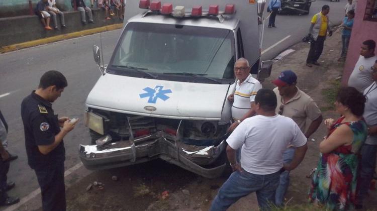 Camioneta impacta a ambulancia de bomberos