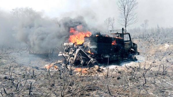 Las llamas en Villameca calcinan un camión antincendios y hieren a tres operarios