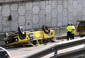 Heridos dos bomberos tras salirse de la vía y volcar el todoterreno