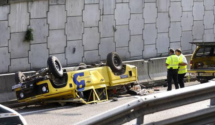 Heridos dos bomberos tras salirse de la vía y volcar el todoterreno