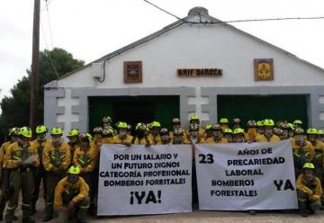 Trece bomberos forestales iniciaron un encierro en la sede de esta sociedad