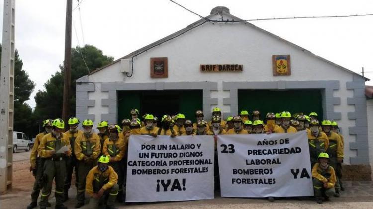 Trece bomberos forestales iniciaron un encierro en la sede de esta sociedad