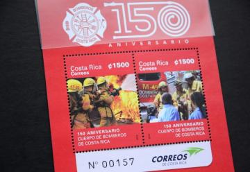 Con olor a humo: Bomberos reciben postal honorífica en su 150 Aniversario