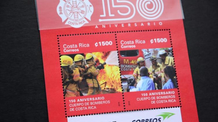 Con olor a humo: Bomberos reciben postal honorífica en su 150 Aniversario