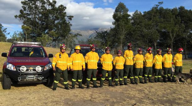 Los bomberos de Quito cuentan con nuevos trajes ignífugos