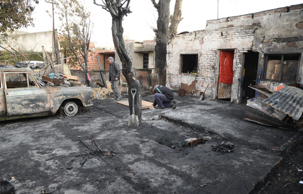Incendio en Los Hornos deja a una familia en la calle y dos bomberos hospitalizados