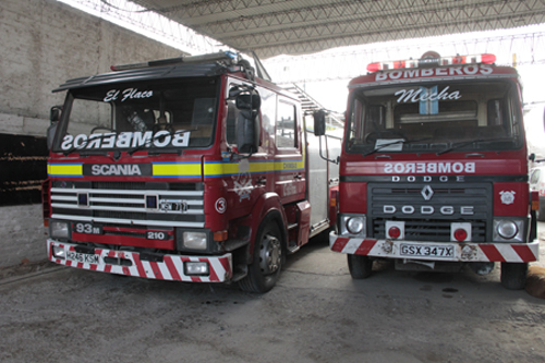 Bomberos chocan un auto importado y deben pagarlo de su bolsillo