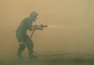 Un bombero ha resultado herido al derrumbarse un almacén de cereales