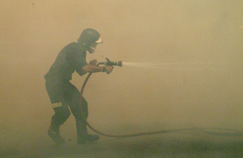 Un bombero ha resultado herido al derrumbarse un almacén de cereales