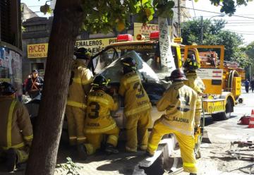 Camión de bomberos causa grave accidente con tres heridos en capital