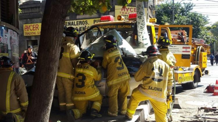 Camión de bomberos causa grave accidente con tres heridos en capital