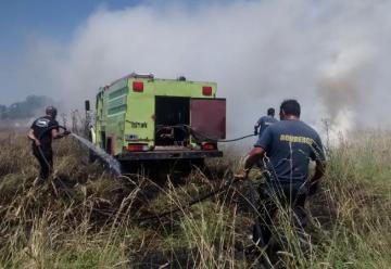 Vecinos solidarios quieren arreglar el autobomba de bomberos de Caisamar