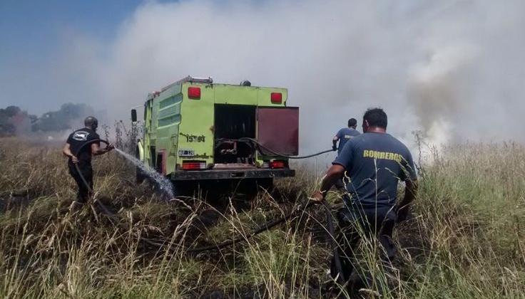 Vecinos solidarios quieren arreglar el autobomba de bomberos de Caisamar