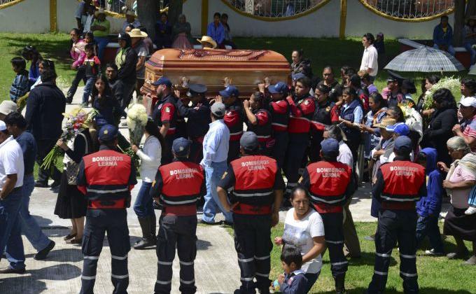 Dan el último adiós a bombero electrocutado