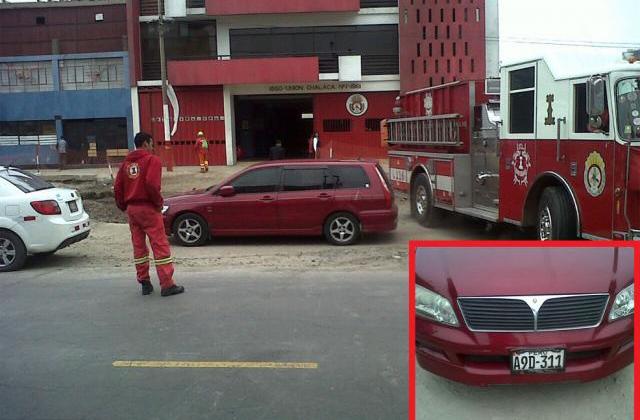 Autos bloquean salida de estación de bomberos en el Callao
