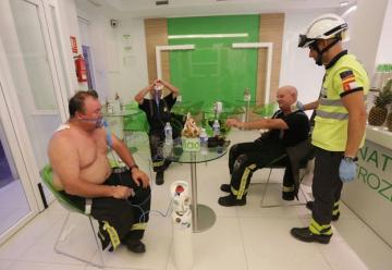 El fuego devasta un piso y causa heridas a tres bomberos