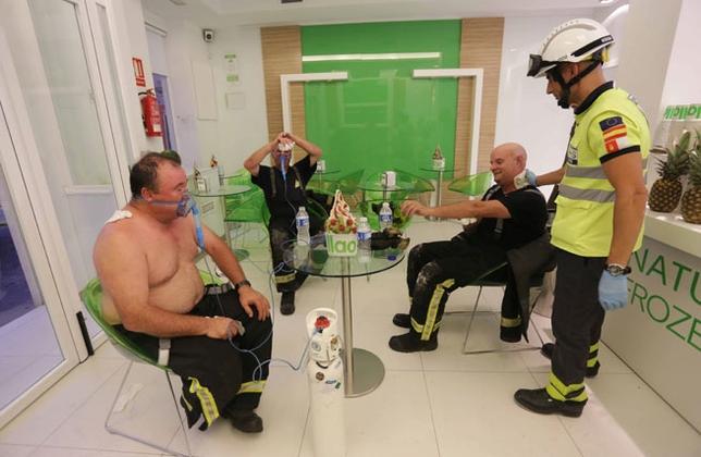 El fuego devasta un piso y causa heridas a tres bomberos