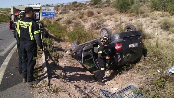 Bomberos de Villafranca rescatan a su jefe en un accidente