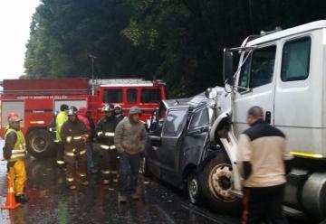 Camión chocó a Bomberos cuando cortaban un árbol