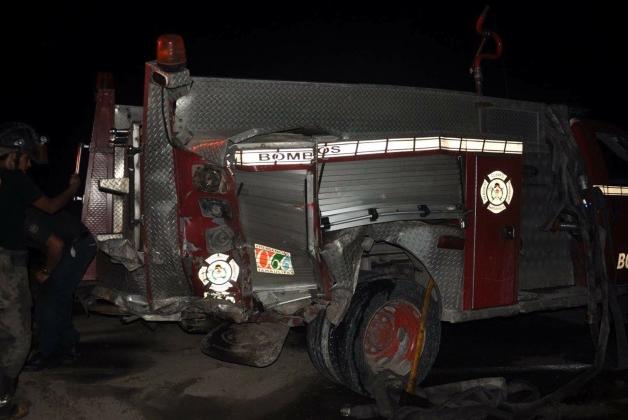 Choca un automóvil contra unidad de Bomberos en carretera a Reynosa