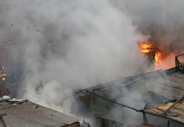 Incendio en depósito se extendió a casas aledañas