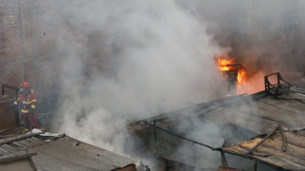 Incendio en depósito se extendió a casas aledañas