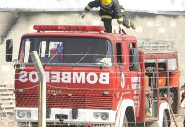 Bomberos rescatan a niño discapacitado que estaba atrapado en un incendio