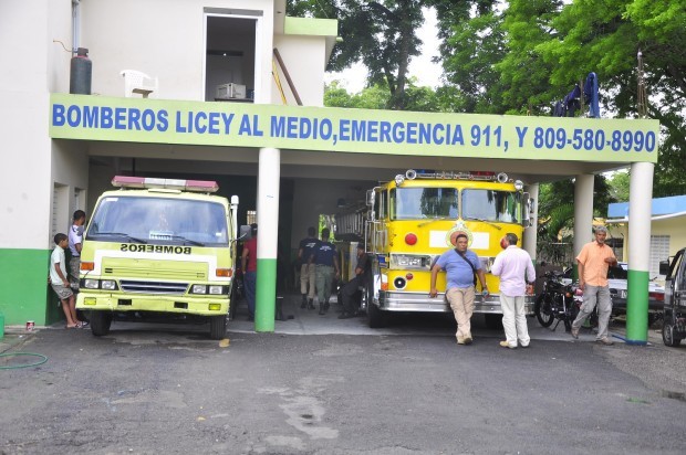 Camión de bombero sirve de ambulancia en Licey