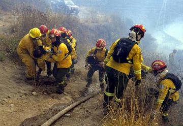 Fallecieron dos jóvenes bomberos en el incendio de Puembo