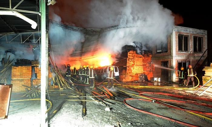 Voraz incendio en un aserradero de Tigre