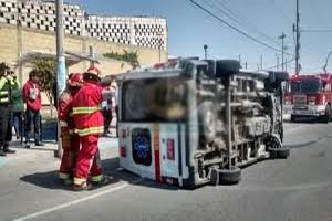 Un taxi impacta contra una ambulancia de la Compañía de Bomberos 135