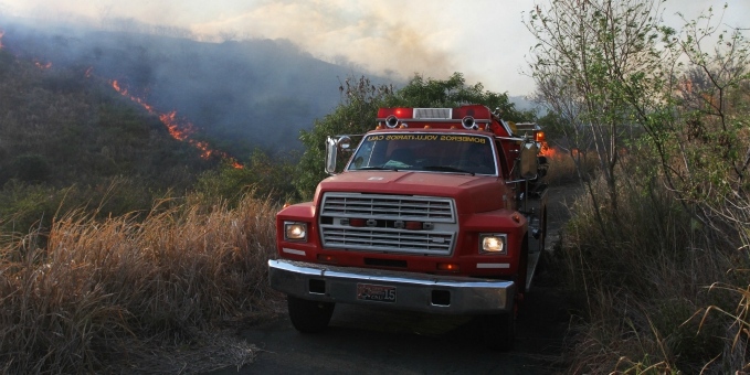 Ciudadanos detienen a las unidades de bomberos reclamándoles que le den agua