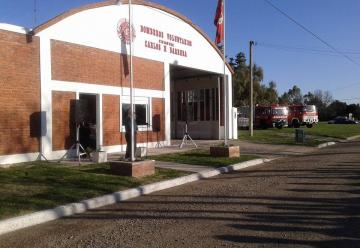 El cuartel de bomberos voluntarios de Espartillar lleva el nombre de Carlos Barrera