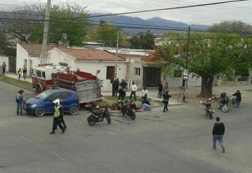 Un automóvil colisiono contra un camión de bomberos