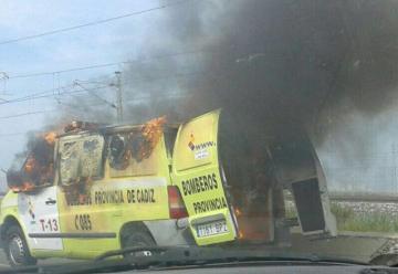 Una unidad de bomberos de Cadiz quedo destruido por las llamas.