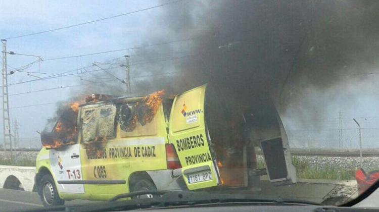 Una unidad de bomberos de Cadiz quedo destruido por las llamas.