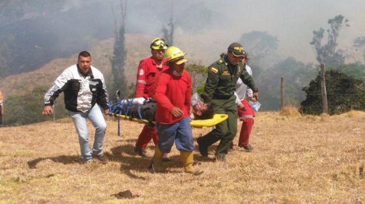 Siete bomberos de Pasto resultan heridos al caer a un abismo