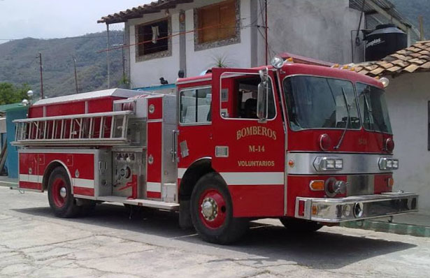Donaron un camión a bomberos y el ayuntamiento lo abandono en la calle