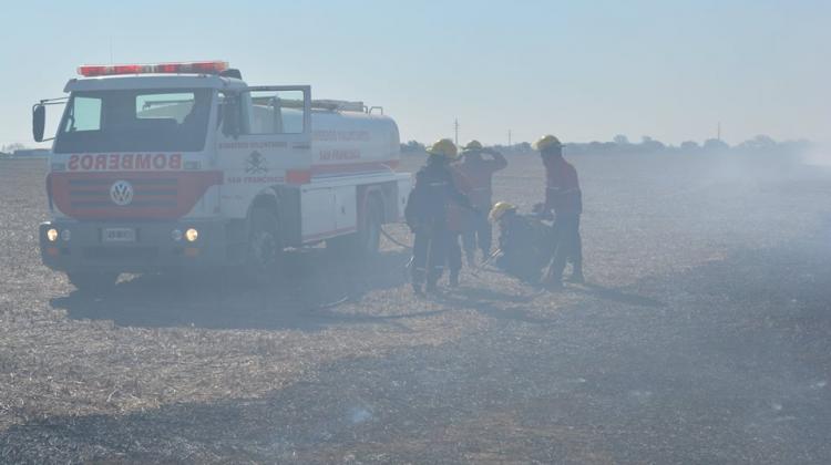 Bombero herido y una dotación dañada en un incendio